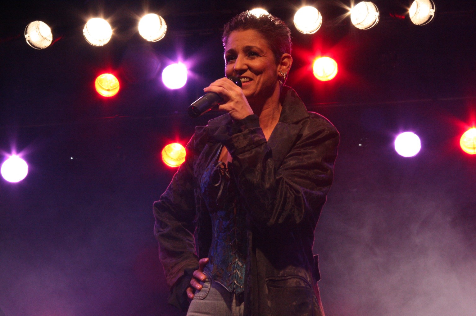 Sandra Kreisler singt auf der Bühne