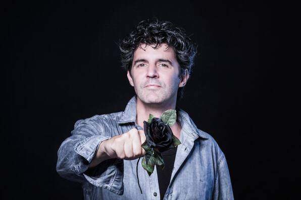 Roger Stein hält eine schwarze Rose in die Kamera