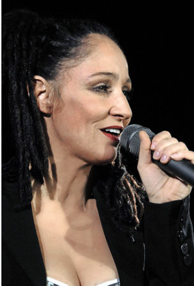 Sandra Kreisler singt am Mikrofon