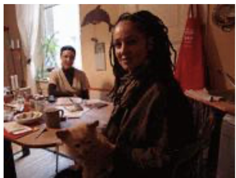 Sandra Kreisler am Esstisch mit ihrem Chihuahua auf dem Schoß
