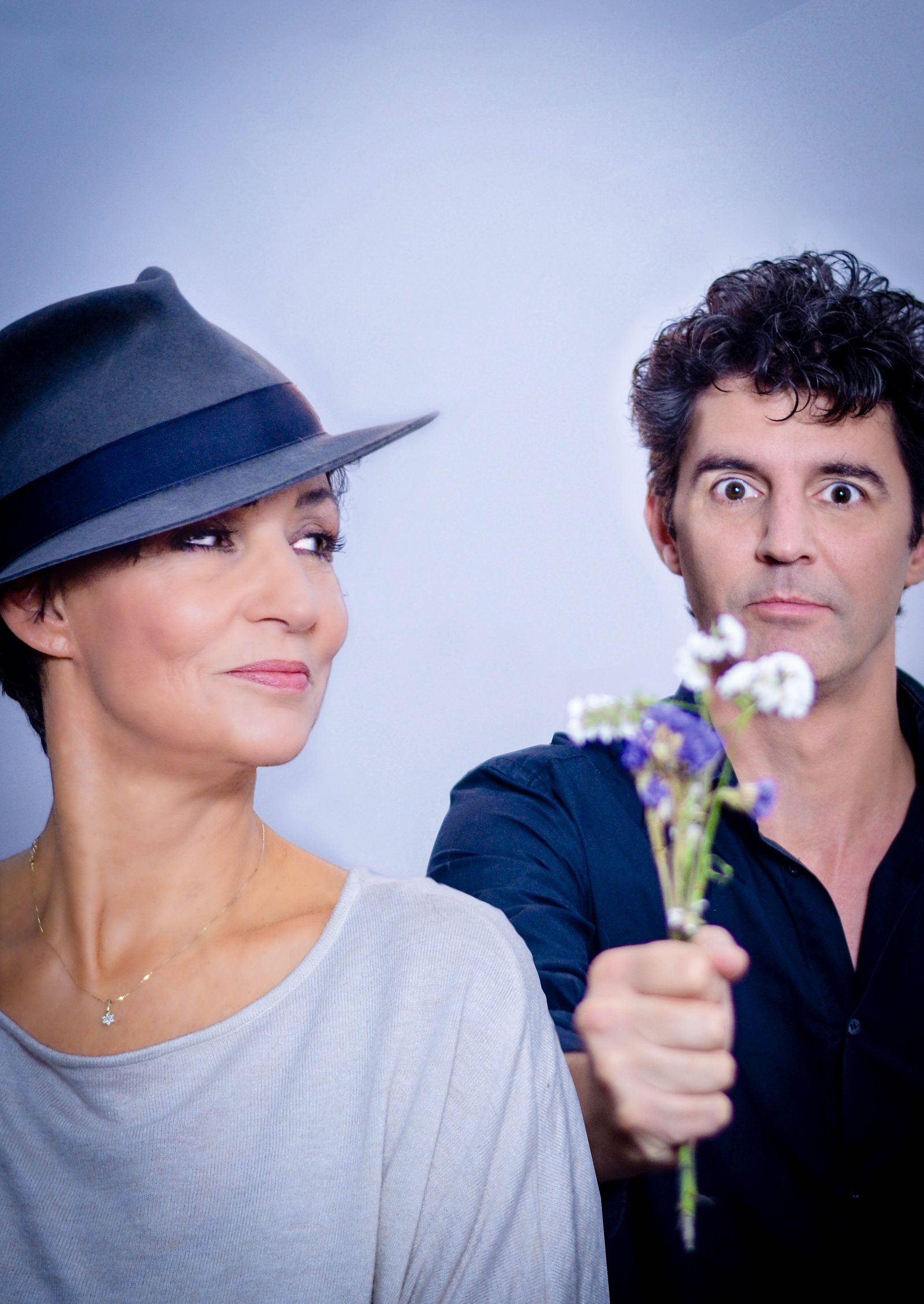 Sandra Kreisler mit Hut, daneben Roger Stein mit einem kleinen Blumenstrauß